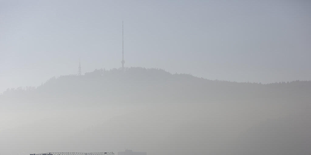 Feinstaub und Dunst über Zürich: Die Schweiz müsste beim C02-Abbau mehr leisten. (Archivbild)