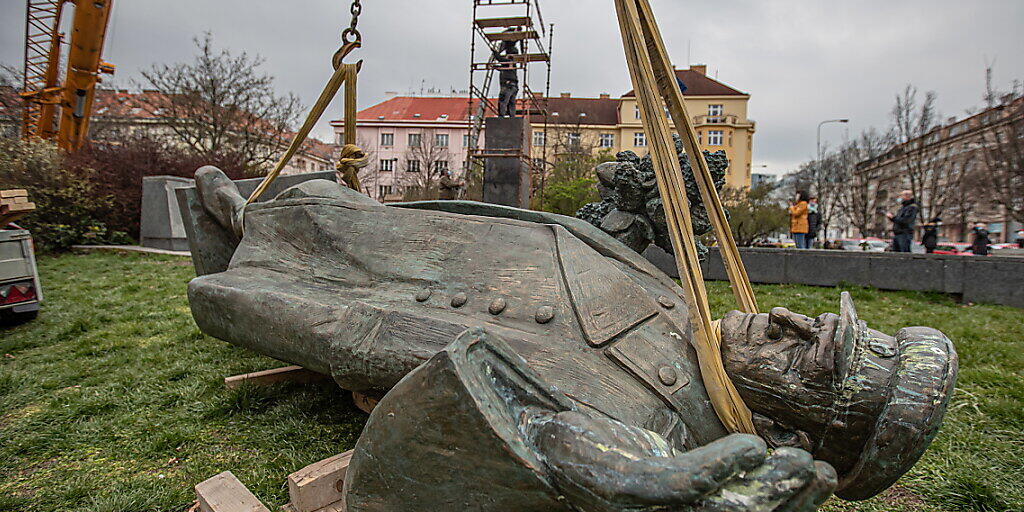 Trotz heftiger Proteste aus Moskau ist in Prag eine monumentale Statue des sowjetischen Weltkriegsmarschalls Iwan Stepanowitsch Konew entfernt worden. Quelle: EPA Fotograf: MARTIN DIVISEK