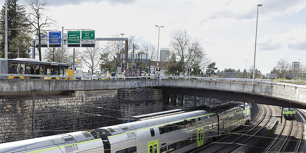 Der öffentliche Verkehr will seinen Energieverbrauch bis 2050 um 30 Prozent senken: BLS-Zug in Bern. (Archiv)