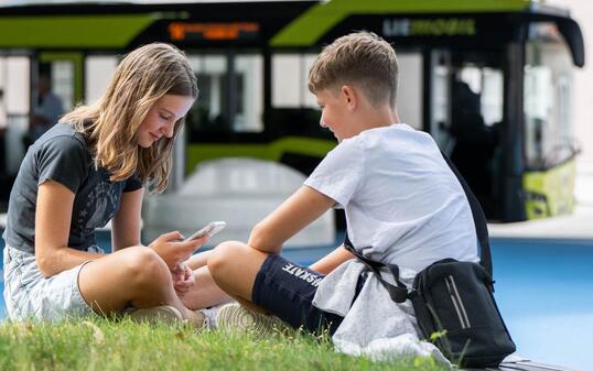 Schüler beim Busbahnhof Schaan