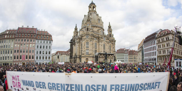Toleranz-Demo vor Frauenkirche in Dresden