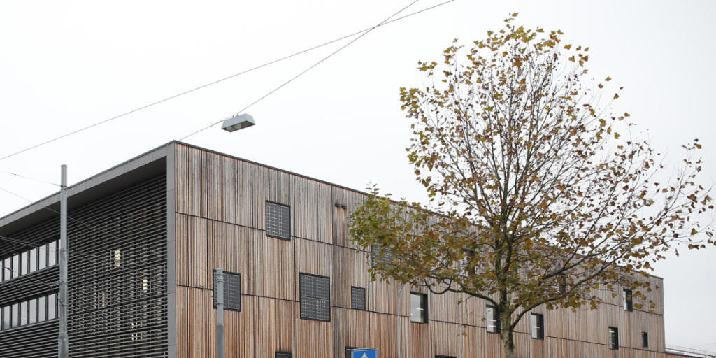 In dieses Gebäude der konkursiten Solartechnikfirma Sputnik in Biel verlegt Swatch die Armband-Montage. (Archiv)