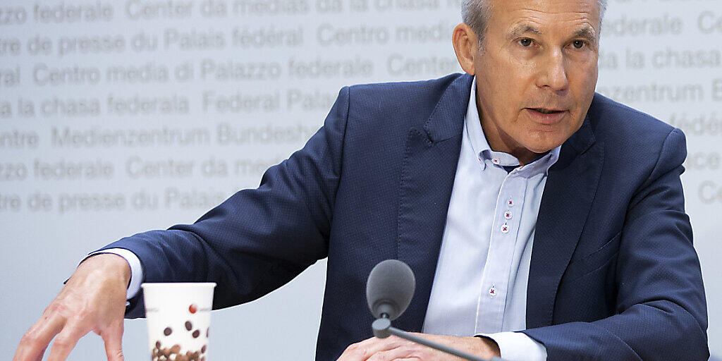 Der frühere Berner SVP-Nationalrat Adrian Amstutz kritisiert vor den Medien die Umsetzung der vor 10 Jahren von Volk und Ständen angenommenen Ausschaffungsinitiative. Der frühere Berner SVP-Nationalrat Adrian Amstutz kritisiert vor den Medien die Umsetzung der vor 10 Jahren von Volk und Ständen angenommenen Ausschaffungsinitiative.