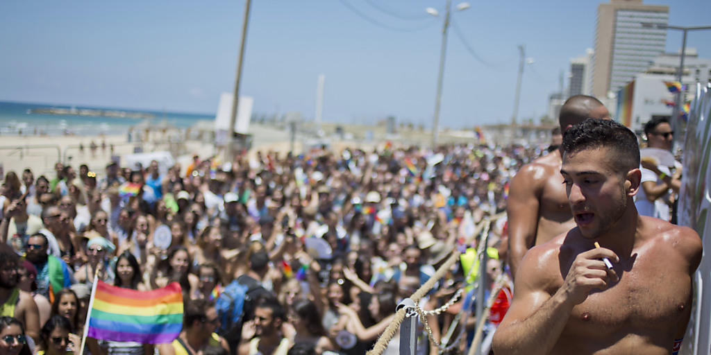 M&auml;nner tanzen auf einem Partywagen an der Tel Aviver Gay Pride