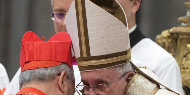 Papst Franziskus mit Kardinälen im Petersdom Papst Franziskus mit Kardinälen im Petersdom
