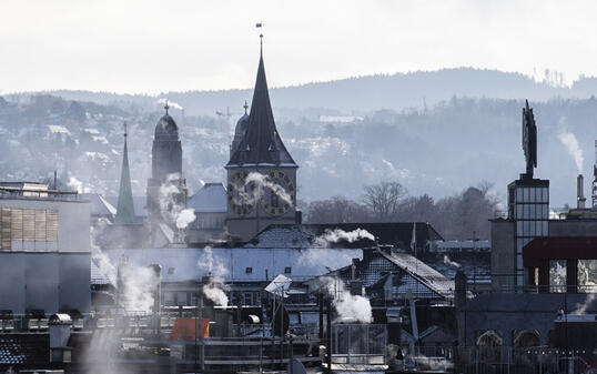 Rauch steigt aus Stadtzürcher Kaminen: Der WWF Schweiz sieht bei der Gebäude-Energiepolitik der Kantone Nachholbedarf. (Themenbild)