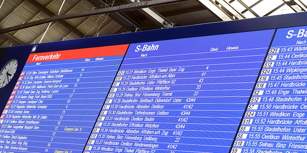 Fahrplanwechsel: Die Abfahrtstafel der Züge im Zürcher Hauptbahnhof zeigt am Sonntag neue Abfahrtszeiten an. Es lohnt sich, vor einer Zugreise einen Blick auf den neuen Fahrplan zu werfen. (Archiv)