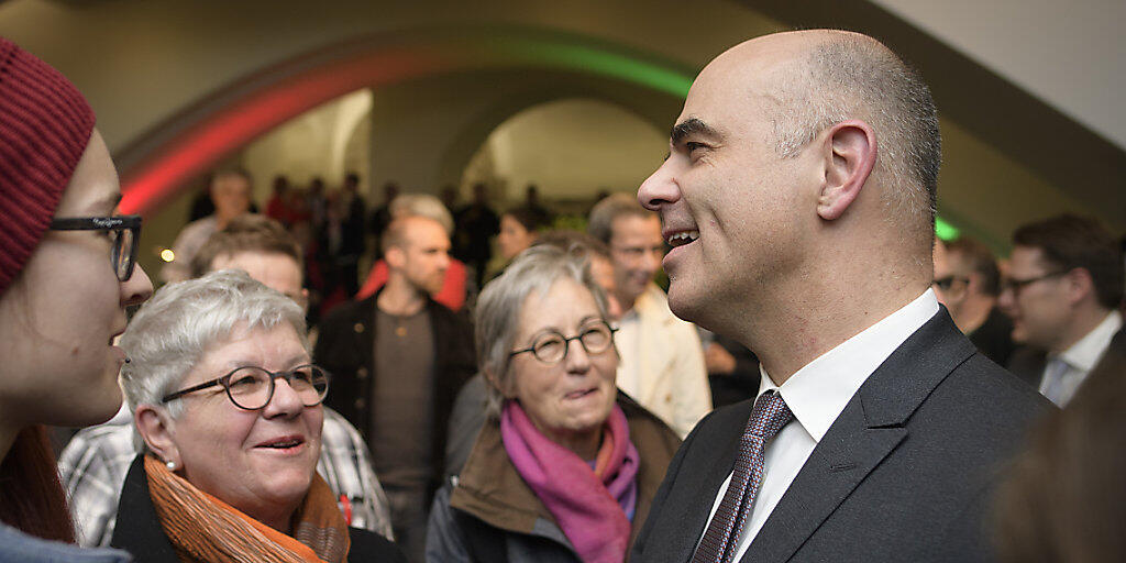 Bundespräsident Alain Berset im Gespräch mit der St. Galler Bevölkerung nach der Bundesratssitzung "extra muros" am Mittwoch.