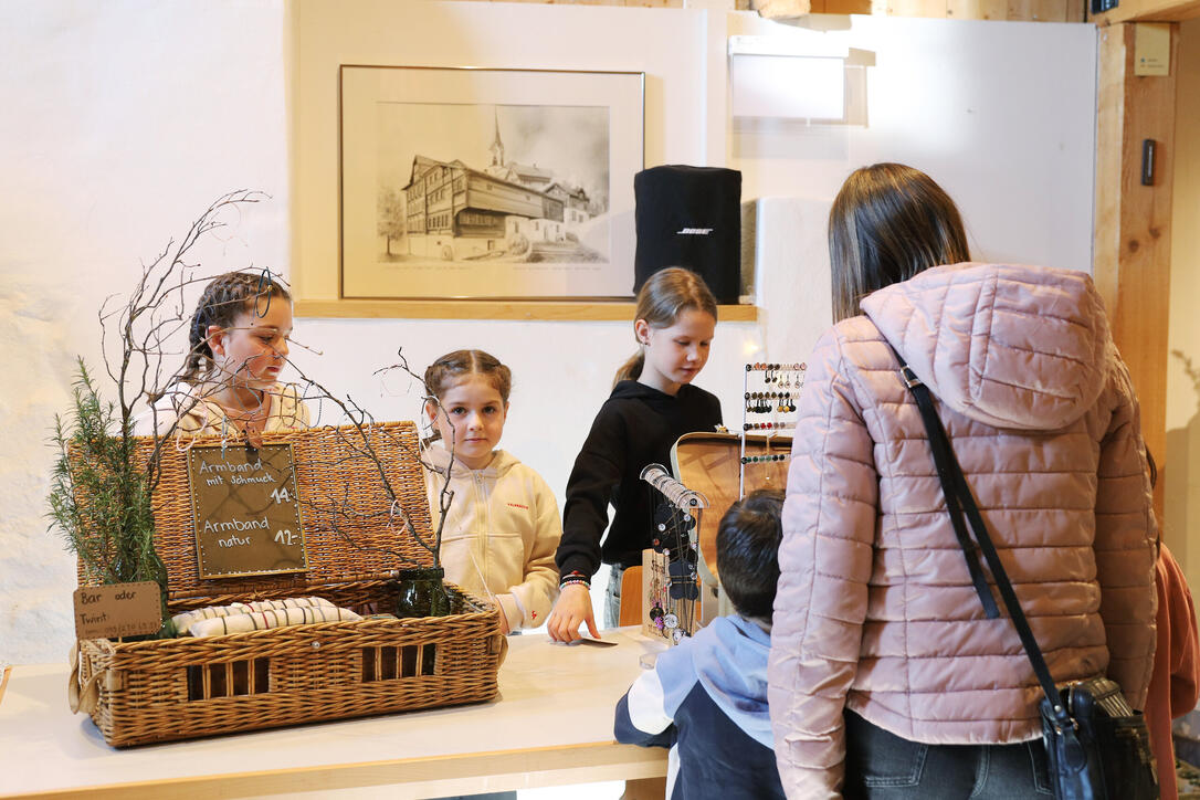 Kleidertausch und Koffermarkt in Gams