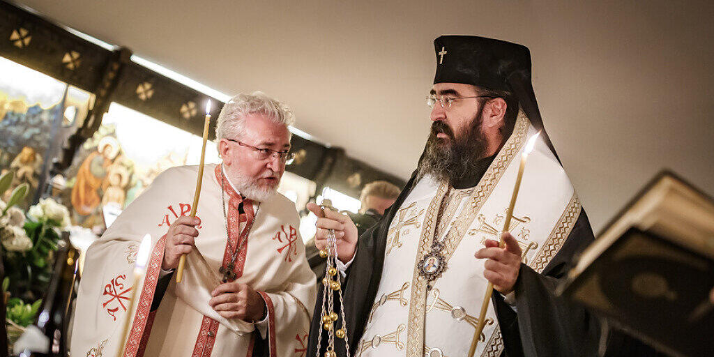 Priester der rumänisch-orthodoxen Kirche feiern einen Gottesdienst in Lausanne. Am Freitag sollen die sterblichen Überreste der Königinmutter Elena von Rumänien in ihre Heimat überführt werden.