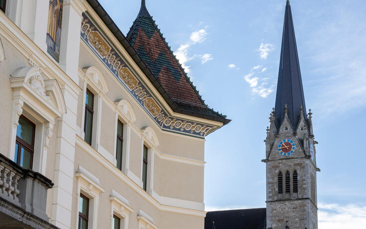 250124 Regierungsgeb&auml;ude und Kathedrale st. Florin in vaduz