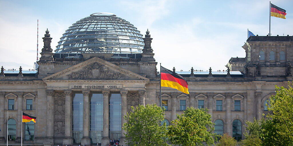 Die grosse Koalition in Deutschland käme nach einer aktuellen Umfrage nicht mehr auf eine absolute Mehrheit. (Archivbild Reichstag)