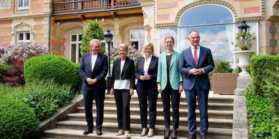 Die Teilnehmer des deutschsprachigen Innenministertreffens: Jean Asselborn (Luxemburg), Karin Keller-Sutter (Schweiz), Nancy Faeser (Deutschland), Sabine Monauni (Liechtenstein) und Gerhard Karner (Österreich) Die Teilnehmer des deutschsprachigen Innenministertreffens: Jean Asselborn (Luxemburg), Karin Keller-Sutter (Schweiz), Nancy Faeser (Deutschland), Sabine Monauni (Liechtenstein) und Gerhard Karner (Österreich)