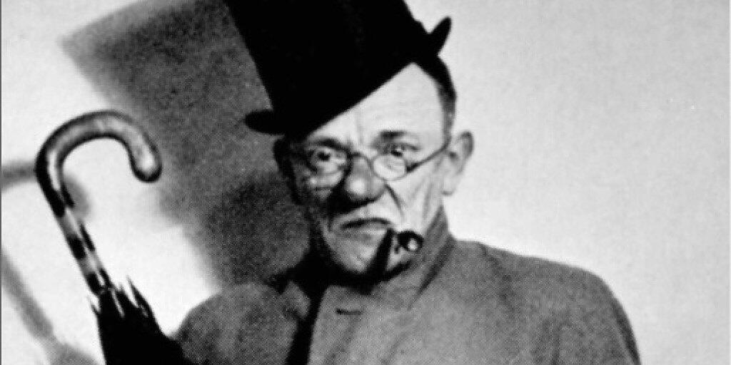 Undatierte Aufnahme von Karl Valentin. Die Erben des Münchner Volkssängers und Komikers haben dem Valentin-Karlstadt-Musäum in München das Archiv aus der Verwaltung seines Nachlasses geschenkt. (Archiv) Undatierte Aufnahme von Karl Valentin. Die Erben des Münchner Volkssängers und Komikers haben dem Valentin-Karlstadt-Musäum in München das Archiv aus der Verwaltung seines Nachlasses geschenkt. (Archiv)