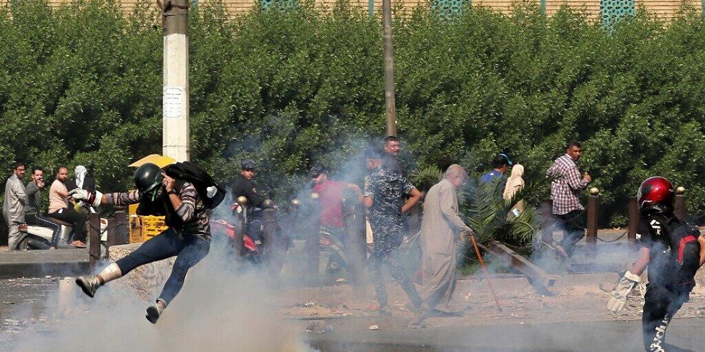 Tränengaseinsatz gegen Protestierende am Sonntag im Zentrum von Bagdad.