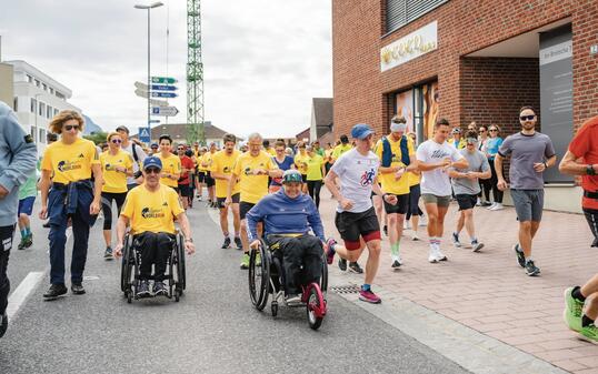 Schätzungsweise rund 140 Personen nehmen am Spendenlauf «Wings for Life» in Triesen teil. Die Spendengelder gehen zu 100 Prozent an die Rückenmarksforschung, um betroffene Personen mit Querschnittslähmung zu heilen.