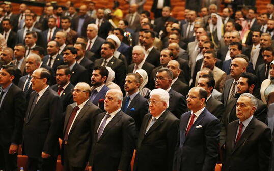 Im Irak ist das Parlament erstmals seit der Wahl am 12. Mai zu einer Sitzung zusammengekommen. Der bisherige Regierungschef Haidar al-Abadi (Mitte-links) wird die nächste Regierung mitprägen.