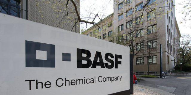 Das BASF Logo vor dem Hauptsitz der BASF Schweiz in Basel Das BASF Logo vor dem Hauptsitz der BASF Schweiz in Basel