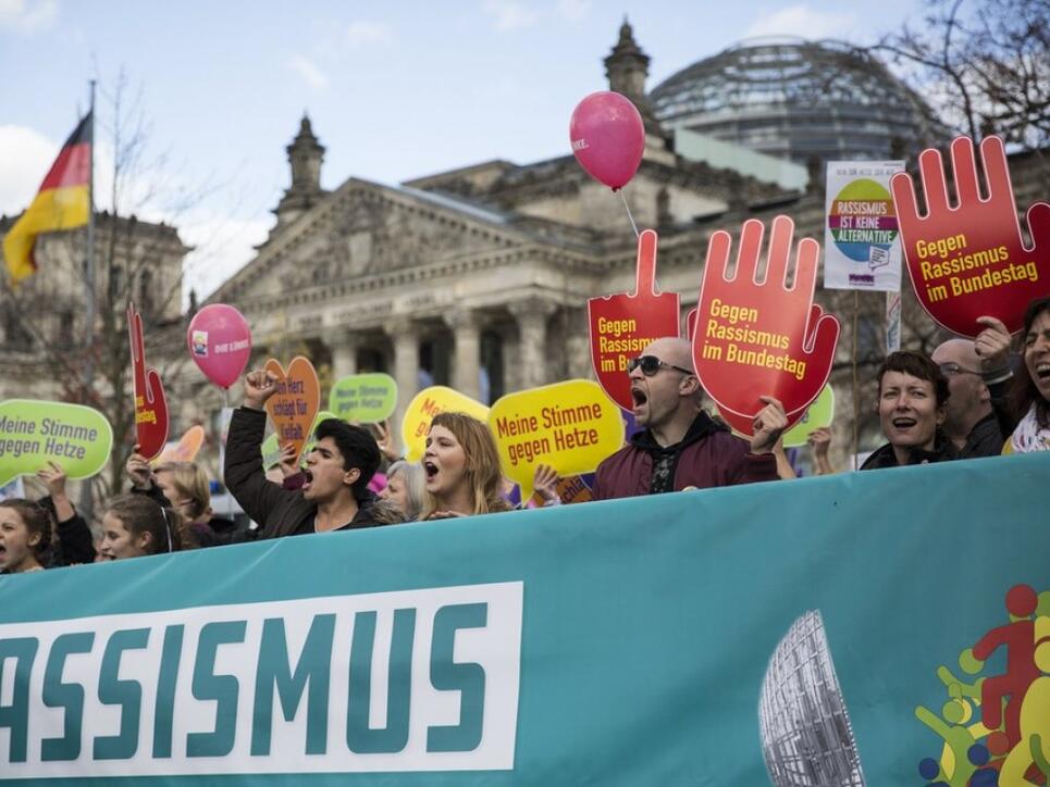 Tausende gingen am Sonntag in Berlin gegen Rassismus und einen Rechtsruck im neuen Bundestag auf die Strasse.