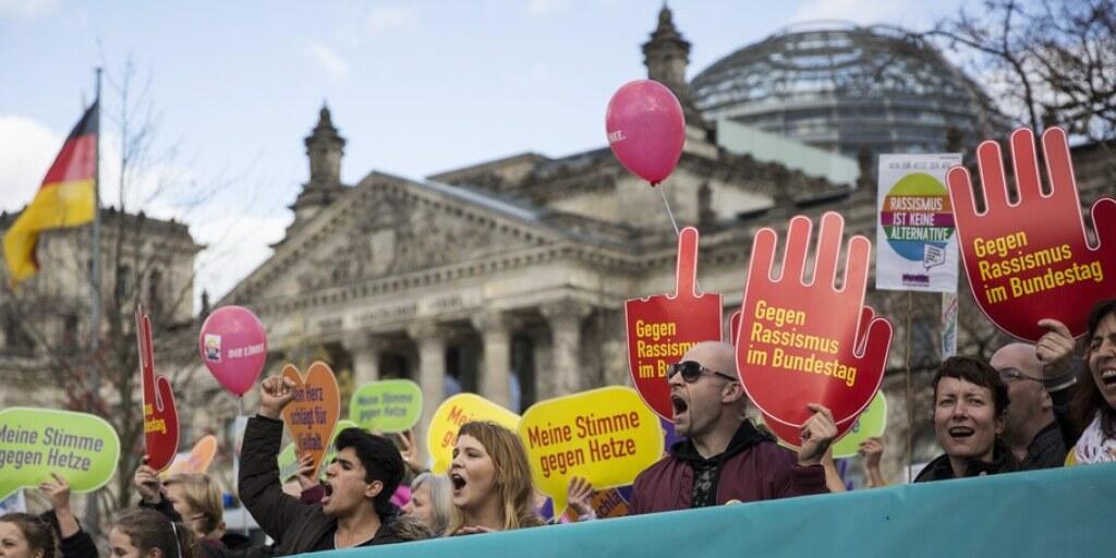 Tausende gingen am Sonntag in Berlin gegen Rassismus und einen Rechtsruck im neuen Bundestag auf die Strasse.