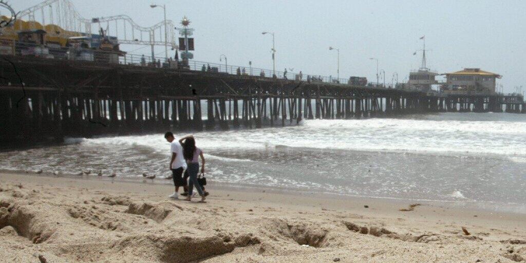 Zigarettenstummel am Strand von Santa Monica, Kalifornien. Der US-Westküstenstaat verbietet nun das Rauchen an Stränden und in Naturparks. (Archivbild)