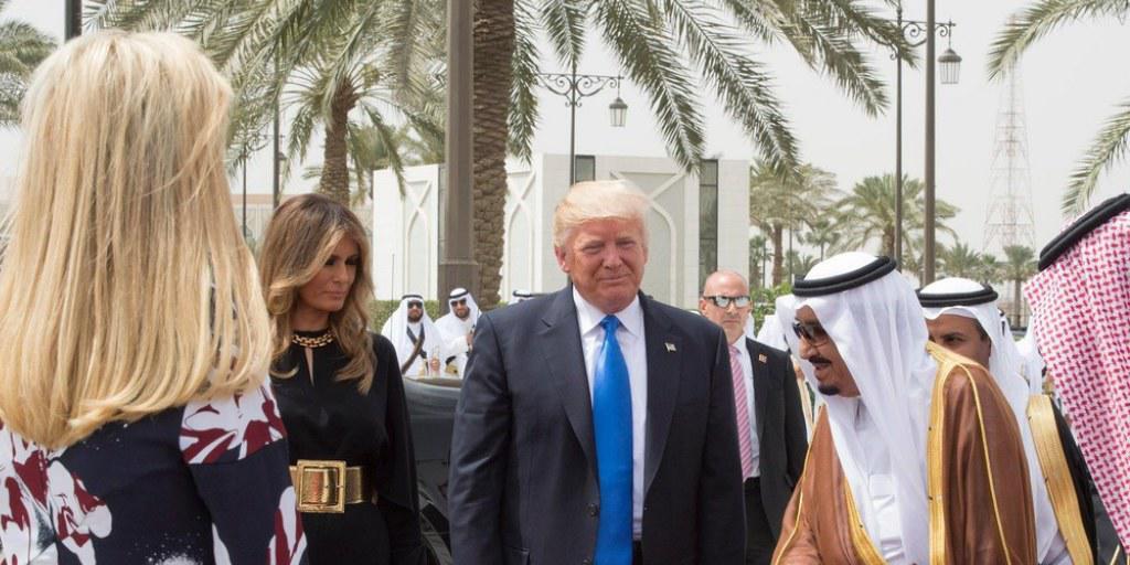 First Lady Melania Trump (2.v.l.), Ivanka Trump (l.) - beide ohne Kopftuch -, US-Präsident Donald Trump und der saudische König Salman am Samstag in Riad.