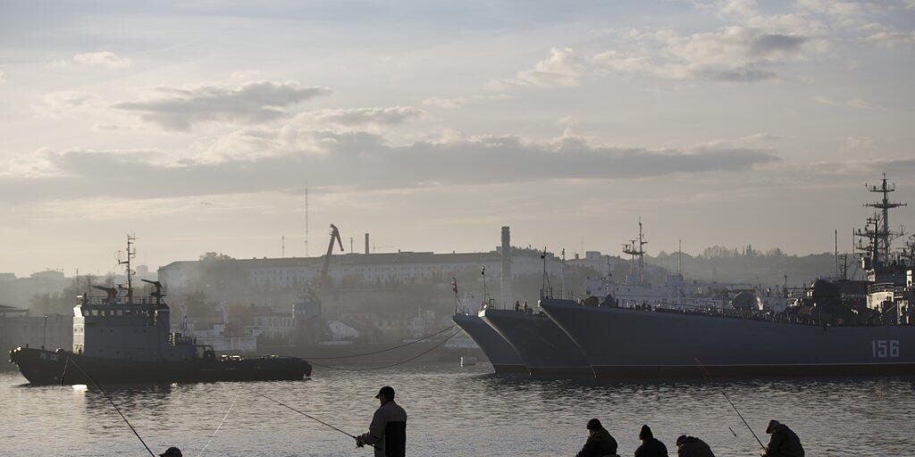 Russische Schiffe im Hafen von Sewastopol. Nahe der Stadt will Moskau Boden-Luft-Raketen stationieren. (Archiv)