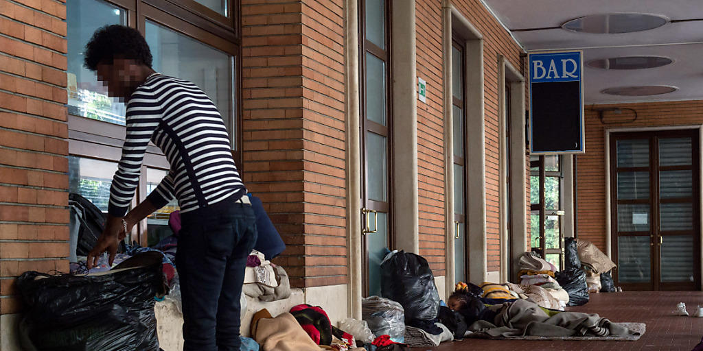 Ein improvisiertes Nachtlager von Migranten im Bahnhof von Como.