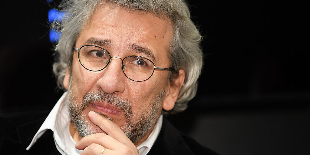 ARCHIV - Der türkische Journalist Can Dündar, Ex-Chefredakteur der regierungskritischen Zeitung «Cumhuriyet», während einer Veranstaltung auf der Buchmesse. Foto: Arne Dedert/dpa ARCHIV - Der türkische Journalist Can Dündar, Ex-Chefredakteur der regierungskritischen Zeitung «Cumhuriyet», während einer Veranstaltung auf der Buchmesse. Foto: Arne Dedert/dpa