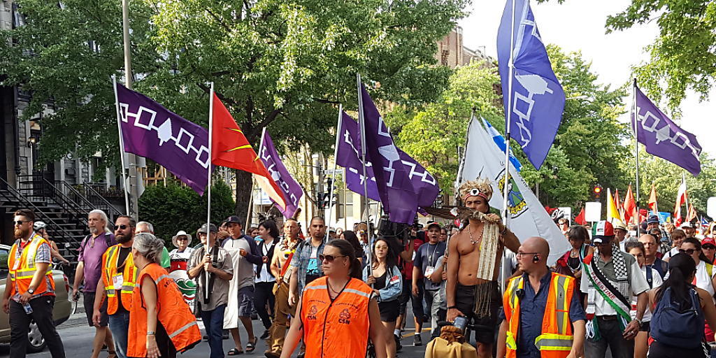 Vertreter von Ureinwohnern führen den Demonstrationszug anlässlich des Weltsozialforums in Montréal an. Vertreter von Ureinwohnern führen den Demonstrationszug anlässlich des Weltsozialforums in Montréal an.