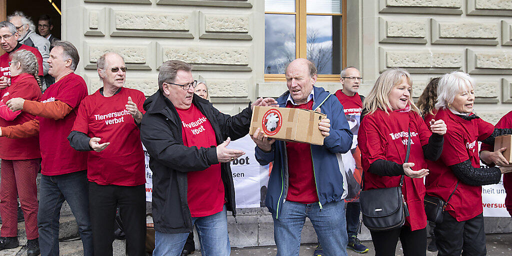 Mitglieder des Komitees reichen am Montag die Schachteln mit den Unterschriften weiter, bei der Einreichung der Unterschriften für die eidgenössische Volksinitiative "Ja zum Tier- und Menschenversuchsverbot - Ja zu Forschungswegen mit Impulsen füer Sicherheit und Fortschritt".