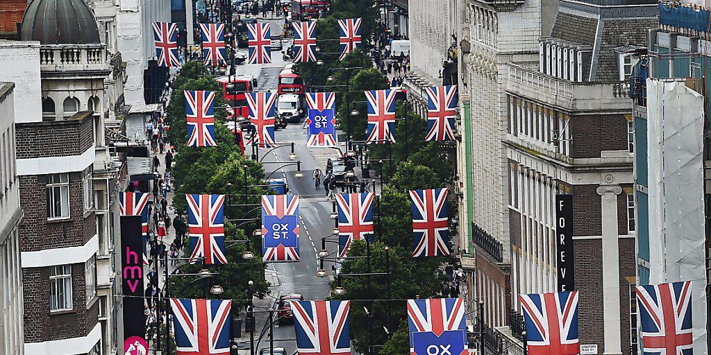 Ja zum Brexit ist gemäss OECD ein Belastungsfaktor für die Weltwirtschaft: Union Jacks über der Oxford Street in London.