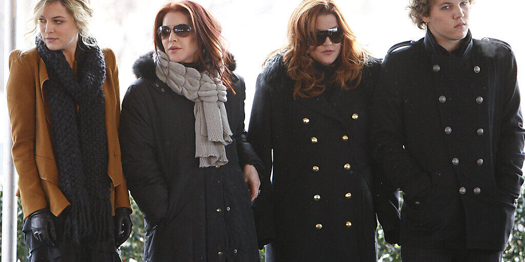 ARCHIV - Priscilla Presley, (2.v.l.), ihre Tochter Lisa Marie Presley, (2.v.r.), und die Kinder von Lisa Marie, Riley Keough (l) und Benjamin Keough (r) nehmen an einer Veranstaltung zum Gedenken an Elvis Presleys 75. Geburtstag teil. Foto: Mark Humphrey/AP/dpa ARCHIV - Priscilla Presley, (2.v.l.), ihre Tochter Lisa Marie Presley, (2.v.r.), und die Kinder von Lisa Marie, Riley Keough (l) und Benjamin Keough (r) nehmen an einer Veranstaltung zum Gedenken an Elvis Presleys 75. Geburtstag teil. Foto: Mark Humphrey/AP/dpa