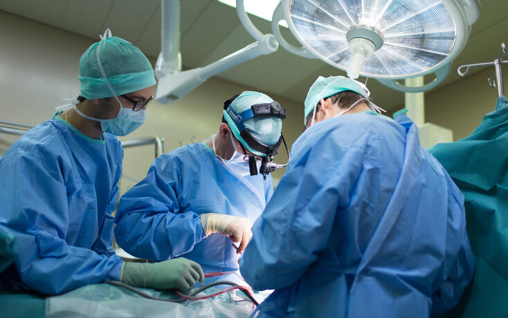 HERZOPERATION, OPERATIONSSAAL, OP, SPITALRAUM, SPITALRAEUME, RAEUMLICHKEITEN, CHIRURGIE, HERZOPERATION, HERZCHIRURGIE, KARDIOLOGIE, HERZCHIRURG, CHIRURG, KINDERARZT, MEDIZINER, DOKTOR, OPERATIONSTISCH CHUV,