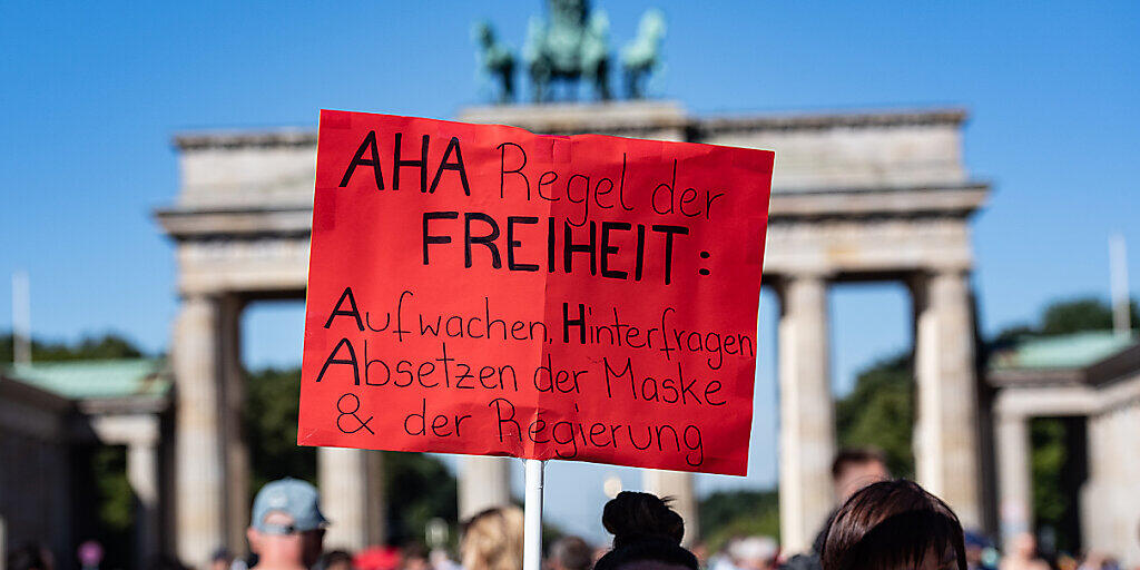 Protest gegen staatliche Bevormundung am Brandenburger Tor in Berlin.