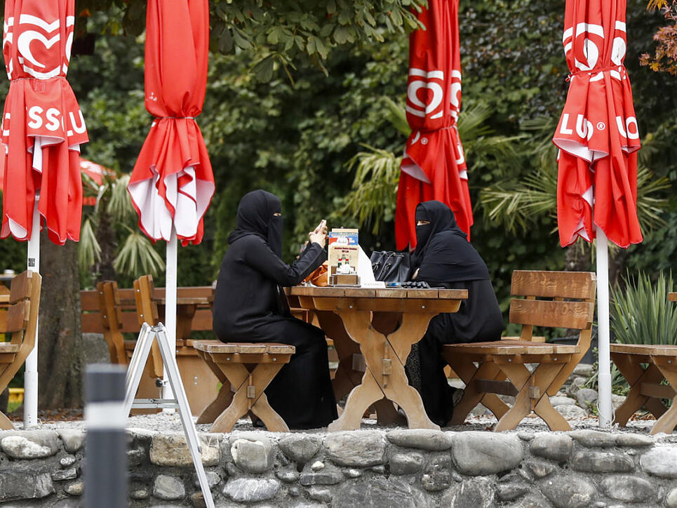 Es ist umstritten, ob ein Verhüllungsverbot, wie es das St. Galler Kantonsparlament beschlossen hat, auch für Leute wie diese Touristinnen in Interlaken gelten würde. (Archivbild)