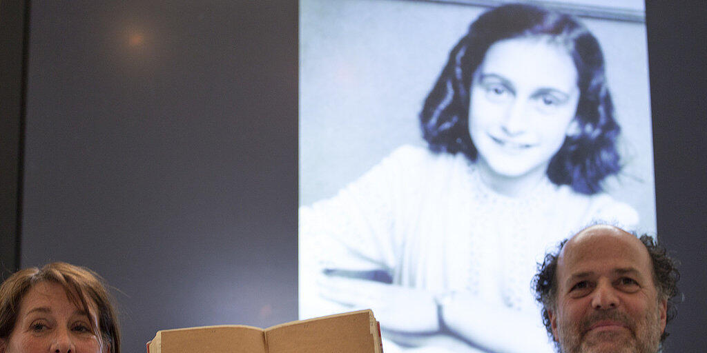 Obwohl Anne Frank sie mit braunem Papier verklebt hatte: Dank digitaler Fototechnik sind bisher unbekannte Passagen aus dem Tagebuch des jüdischen Mädchens lesbar gemacht worden.