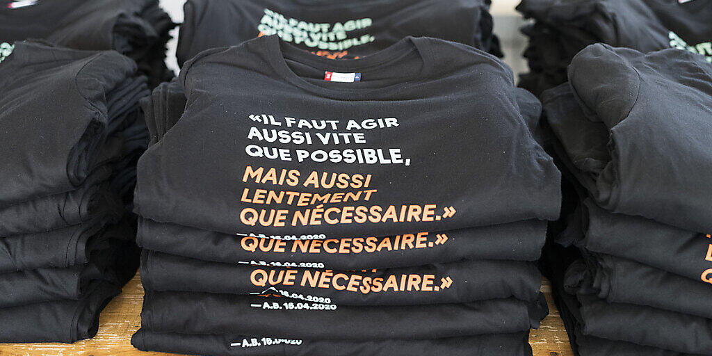 T-Shirts mit dem Berset-Spruch warten in einer Druckerei in Sévaz FR auf ihre Auslieferung.