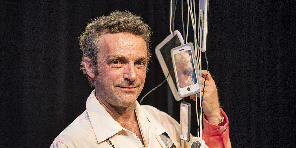 Der Künstler Andres Lutz alias Dr. Luedi posiert im April 2018 mit Gadgets seiner Bühnenshow "Dr. Luedi-Show: Luedi steigt ins Moor".