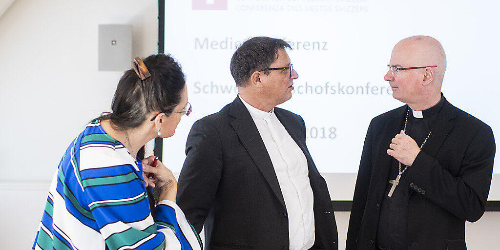 Charles Morerod, Präsident SBK, rechts, spricht mit Vizepräsident Felix Gmür an einer Medienkonferenz über die sexuellen Übergriffe im kirchlichen Umfeld, aufgenommen am Mittwoch, 5. September 2018 in St. Gallen.