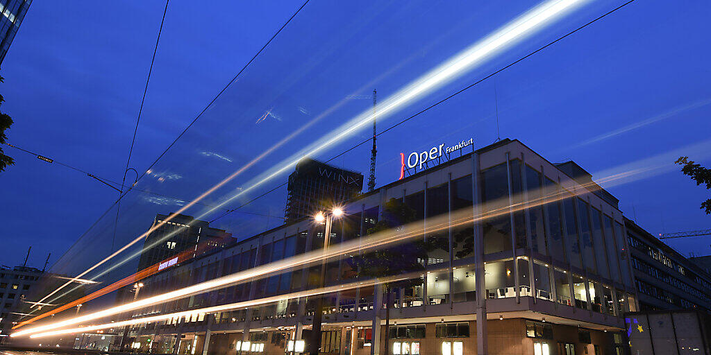 ARCHIV - Lichtspuren einer vorbeifahrenden Straßenbahn sind am Abend am Willy-Brandt-Platz vor den Städtischen Bühnen mit der Oper (r) und dem Schauspiel (l) zu sehen (Langzeitbelichtung). Die Oper Frankfurt und das Grand Theatre de Geneve teilen sich den Titel «Opernhaus des Jahres». Regie-Handschriften gelobt, teilte das Magazin am Dienstag, 29.09.2020 in Berlin mit. Foto: Arne Dedert/dpa