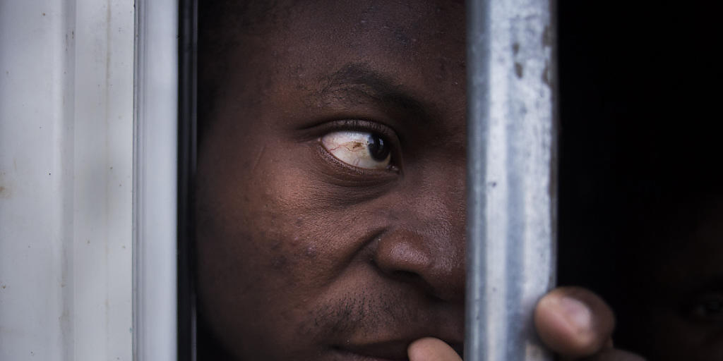 Ein Mann aus Nigeria eingesperrt in einem Flüchtlingslager in Libyen: Die UNO spricht von "scheusslichen" Bedingungen, die in den Einrichtungen herrschen. (Archivbild)