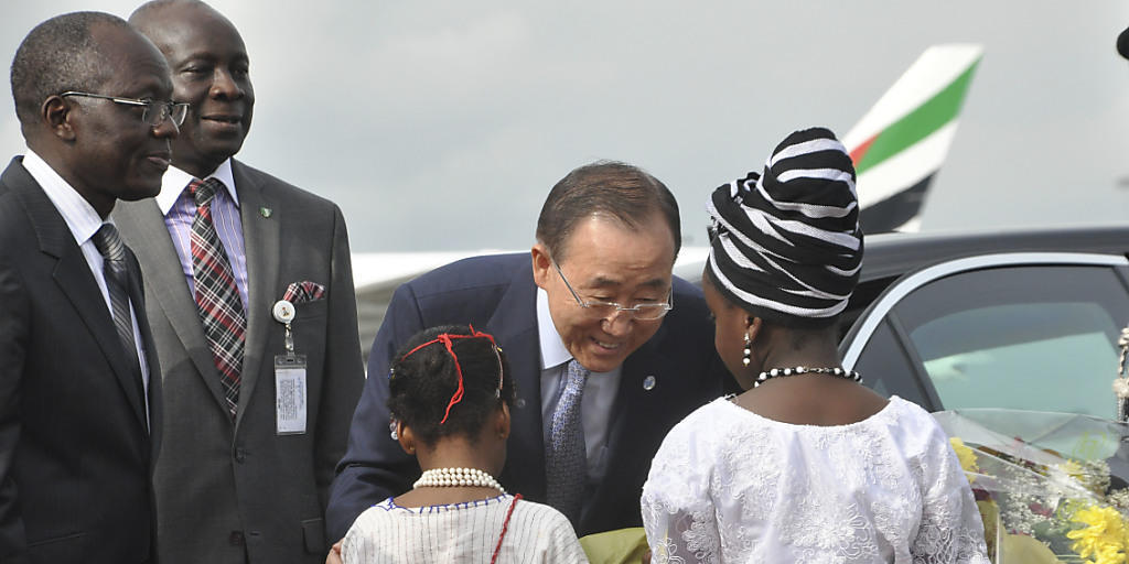UNO-Generalsekretär Ban Ki Moon wird in der nigerianischen Hauptstadt Abuja mit Blumen begrüsst.