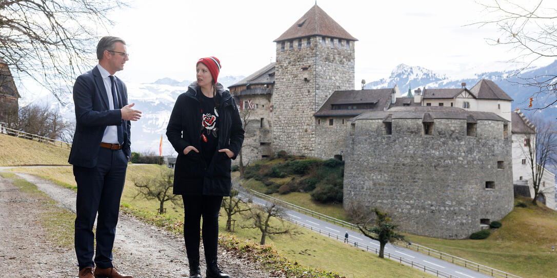 «Luag Julia, das Fürstentum ist eine konstitutionelle Erbmonarchie auf demokratischer und parlamentarischer Grundlage». «Luag Julia, das Fürstentum ist eine konstitutionelle Erbmonarchie auf demokratischer und parlamentarischer Grundlage».