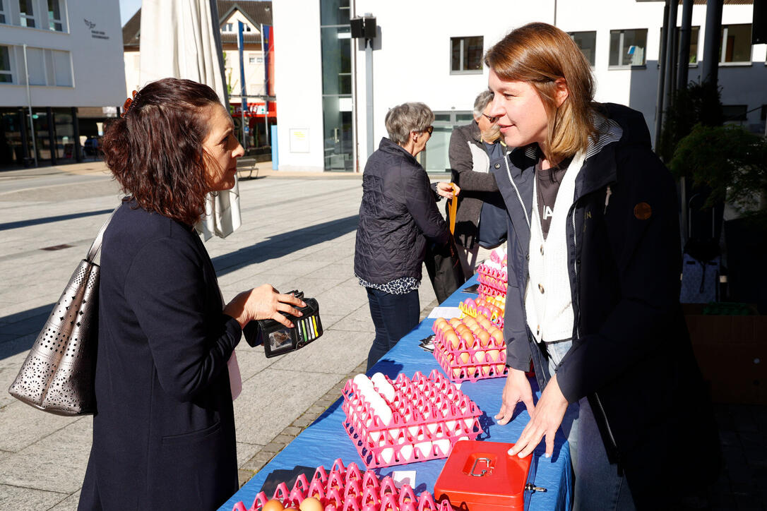 Karfreitagseierverkauf auf dem Dorfplatz von Eschen