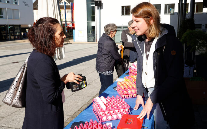 Karfreitagseierverkauf auf dem Dorfplatz von Eschen