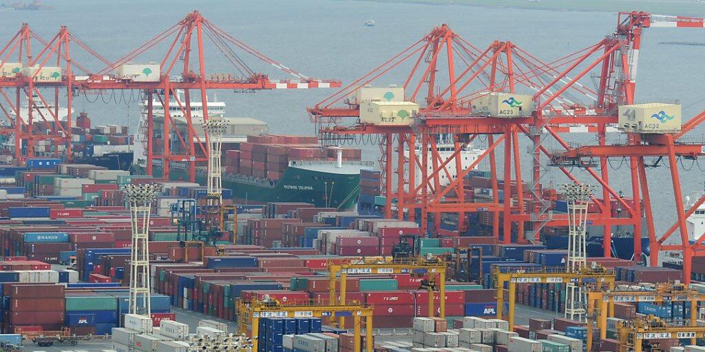 Die japanischen Exporte leiden weiterhin stark unter dem Handelsstreit zwischen den USA und China - im Bild der Hafen in Yokohama. (Archivbild)