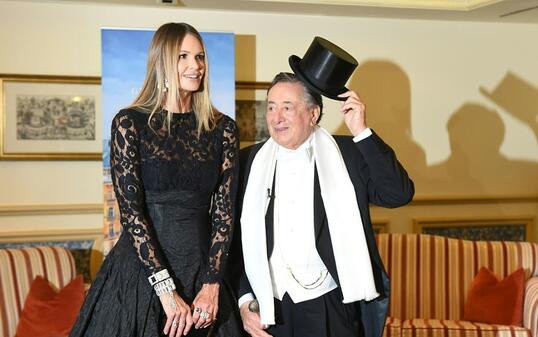 Richard Lugner und Opernballgast Elle Macpherson am Donnerstag anlässlich eines Fototermins im Rahmen des Wiener Opernballs 2019 in Wien.