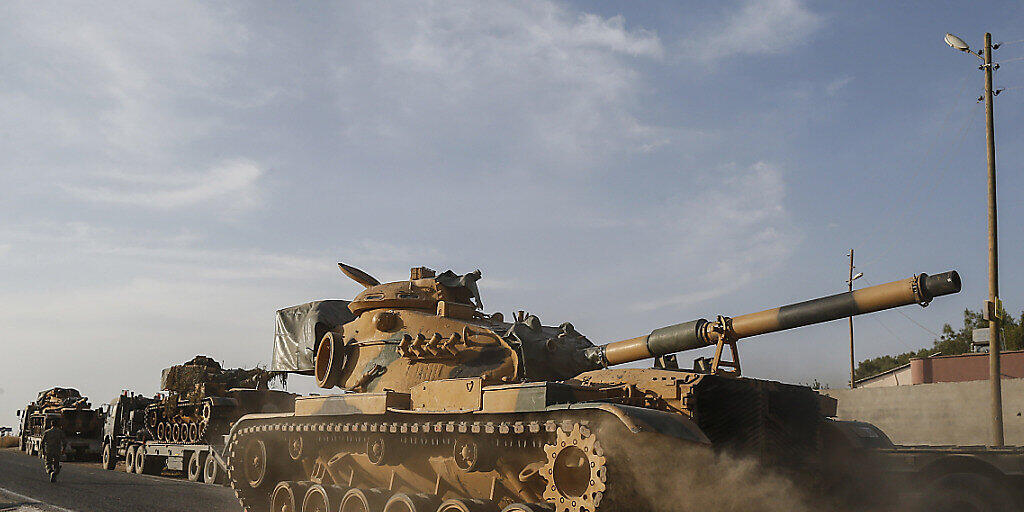 Vormarsch - oder eher Flucht? Im Bild: Türkische Panzer in Nordsyrien. Eine wichtige Stadt scheint die türkische Armee trotz vollmundiger Ankündigungen von Präsident Erdogan wieder an die Kurden verloren zu haben.