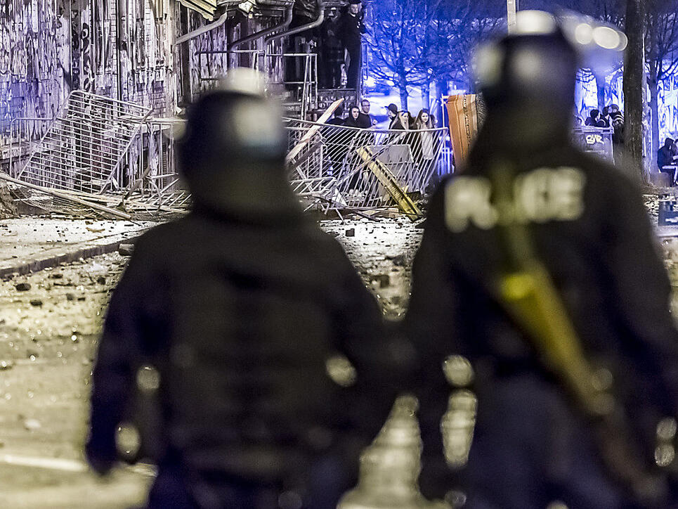 Polizisten bei der Reitschule in Bern im Einsatz nach einer Demonstration im Februar 2017. (Archivbild)